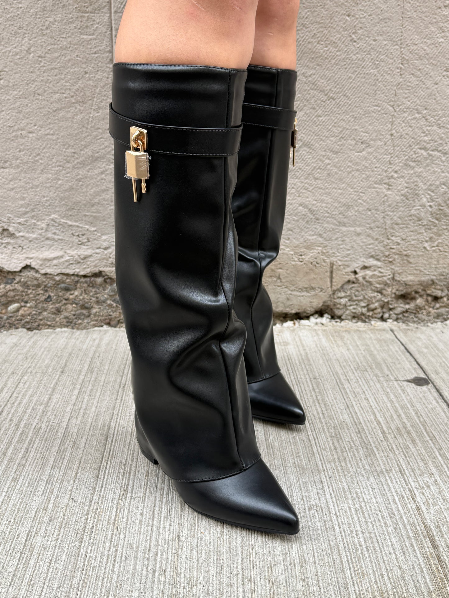 Detalle taco cuadrado Bota Queen negra