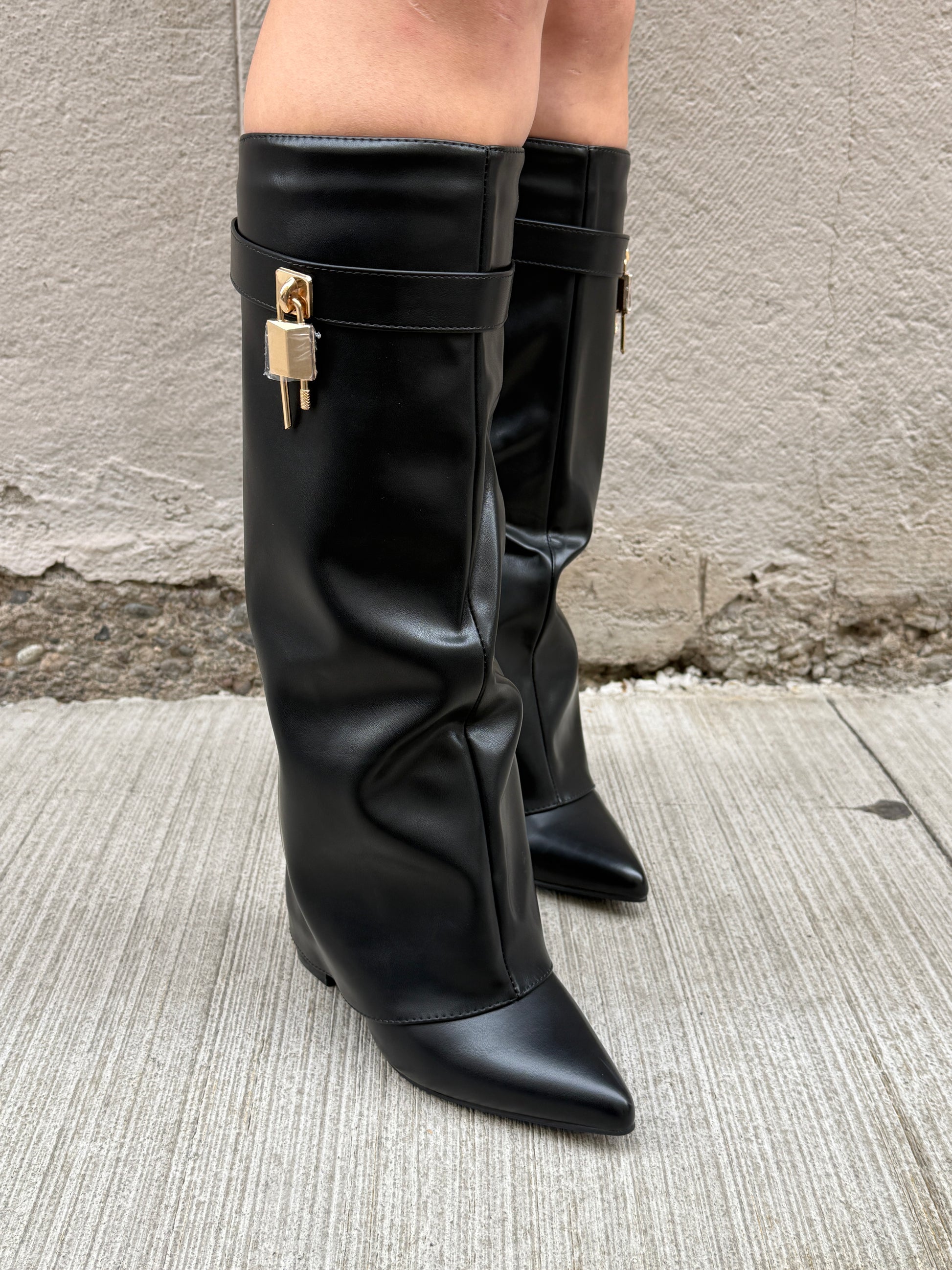 Detalle taco cuadrado Bota Queen negra